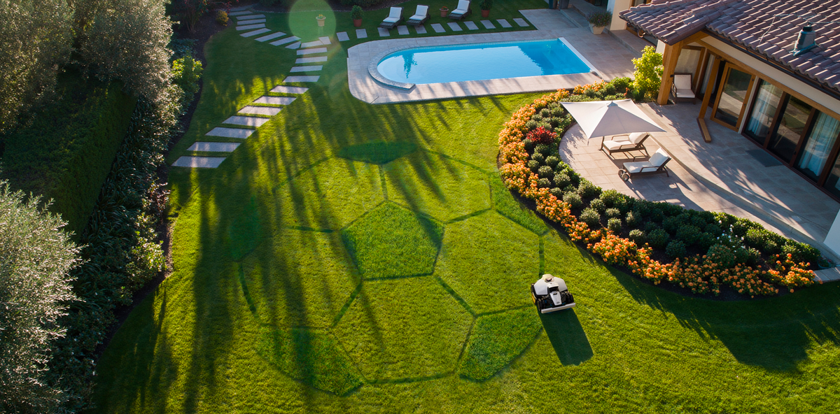 Robot Tondeuse et Jardin avec Nombreux Parterres et Arbres