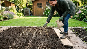 Gros plan sur l'épandage de graines de gazon à la main dans un jardin